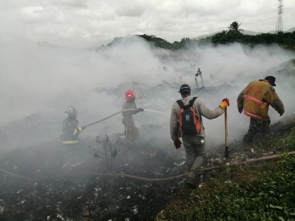 Brigadas municipales sofocan fuego que afecta vertedero de Yaguate